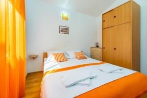 Postel nebo postele na pokoji v ubytování Apartments Mikulina