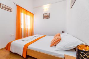 Postel nebo postele na pokoji v ubytování Apartments Mikulina