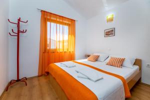 Postel nebo postele na pokoji v ubytování Apartments Mikulina