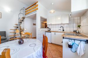 Kuchyň nebo kuchyňský kout v ubytování Apartments Mikulina