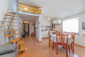Kuchyň nebo kuchyňský kout v ubytování Apartments Mikulina