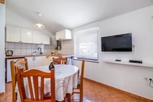 Kuchyň nebo kuchyňský kout v ubytování Apartments Mikulina