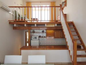 uma escada que leva a uma cozinha numa casa em Astbury Apartments Ses Basses em Es Calo