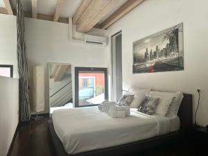 Posteľ alebo postele v izbe v ubytovaní RED LOFTY Milano- Loft moderno comodo per Ippodromo, San Siro, Fiere e Politecnico, parking