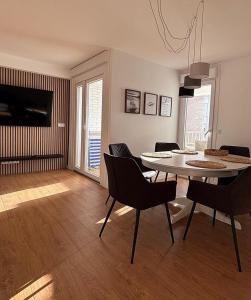 TV a/nebo společenská místnost v ubytování New apartment with sea view - Casa Mosaic