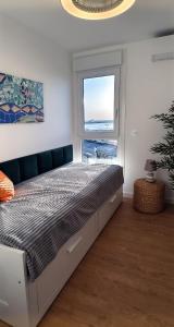 Postel nebo postele na pokoji v ubytování New apartment with sea view - Casa Mosaic