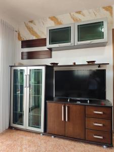 TV a/nebo společenská místnost v ubytování Erois Apartments Golem Mali i Robit