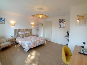 Postel nebo postele na pokoji v ubytování Les Salines Boyardville - Appart'Hotel