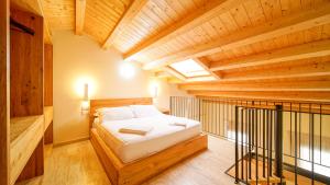 una camera da letto con un letto in una stanza con soffitti in legno di Destiny Home & rooms Soave a Soave