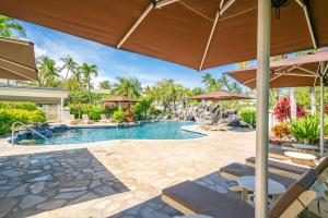 una piscina con sillas y sombrillas en Relax Unwind in Paradise The Islands K3, en Waikoloa