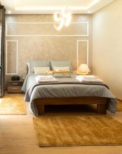 a bedroom with a bed and a ceiling fan at Charmant et cosy appartement en plein centre ville in Casablanca