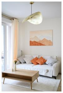 ein Wohnzimmer mit einer Couch und einem Couchtisch in der Unterkunft Paisible 3 pièces, proche de Paris avec parking in Romainville