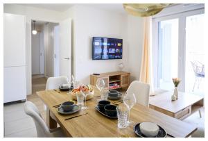 ein Esszimmer mit einem Holztisch mit Stühlen in der Unterkunft Paisible 3 pièces, proche de Paris avec parking in Romainville + 37 Fotos