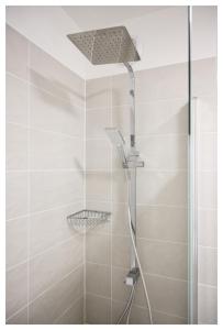 eine Dusche mit Duschkopf in einem Badezimmer in der Unterkunft Paisible 3 pièces, proche de Paris avec parking in Romainville