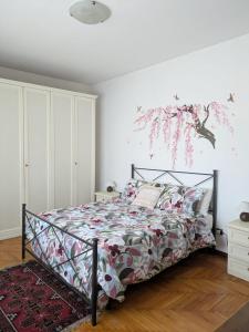 Selvazzano DentroにあるCasa la Contessaのベッドルーム1室(木の壁画のあるベッド1台付) +12枚の写真