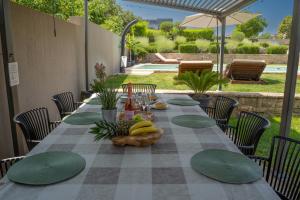 Een tafel met bananen erop. bij Villa Royal with heated pool in Biograd na Moru