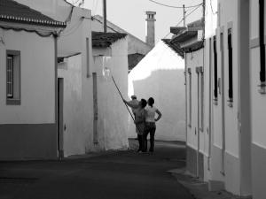 two people walking down a street in a alley at Betica Hotel Rural in Pias
