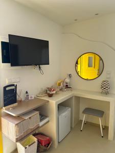 een kamer met een bureau, een tv en een stoel bij Marias Home in Kithnos +5 foto's
