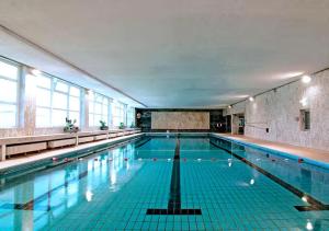 a large swimming pool with an empty at Berta die Kölner Vorstadtwohnung in Bergheim