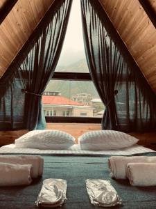 Ένα ή περισσότερα κρεβάτια σε δωμάτιο στο Edelweiss cottage Kazbegi