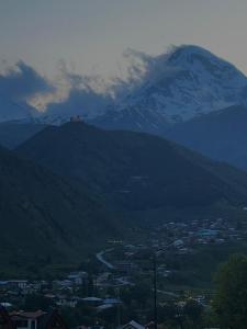 Pemandangan gunung umum atau pemandangan gunung yang diambil dari hotel