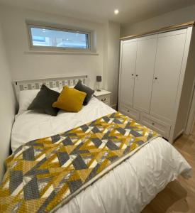 a bedroom with a bed with a quilt on it at Lovely 1 bedroom flat in the heart of Newquay in Newquay +9 photos