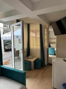 a small room with a bed and a mirror at Casa George in Costinesti