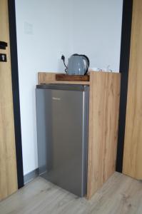 加茨比亚格拉D.W.Sunset的一个带台面的小冰箱