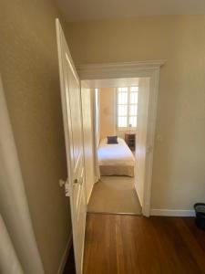 Postel nebo postele na pokoji v ubytování Hôtel des Cymaises