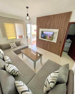 una sala de estar con un sofá y una mesa en Résidence CaboBeach, en Cabo Negro