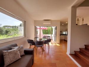 una sala de estar con un sofá y una mesa en V2 - Bungalow 12, en Quarteira