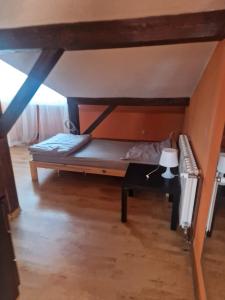 a room with a bed and a desk in a room at Apartament Pracowniczy in Pogórze +1 photo