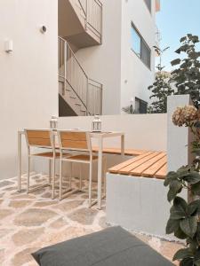 Un patio con una mesa y sillas en un edificio. en Katana Suites Kaş, en Kas