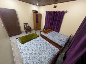 Postel nebo postele na pokoji v ubytování Coorg Milestone Homestay