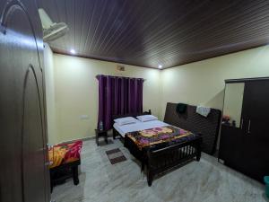 Postel nebo postele na pokoji v ubytování Coorg Milestone Homestay