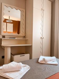 vestidor con espejo y cama en Katana Suites Kaş, en Kas