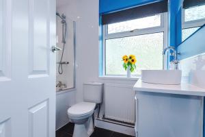 Koupelna v ubytování 3 BR Property in Prestwich 15 mins from Manchester City Centre Garden Free parking Superfast WIFI Netflix + 39 fotografií