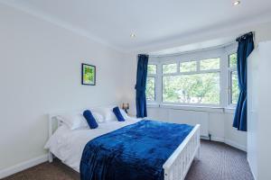 Postel nebo postele na pokoji v ubytování 3 BR Property in Prestwich 15 mins from Manchester City Centre Garden Free parking Superfast WIFI Netflix