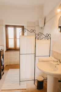 a bathroom with a sink and a toilet at Agriturismo Pettino in Campello sul Clitunno