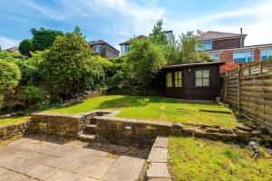 Zahrada ubytování 3 BR Property in Prestwich 15 mins from Manchester City Centre Garden Free parking Superfast WIFI Netflix