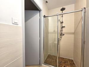 Vannituba majutusasutuses Le Parc Jean Édouard - Spa avec jacuzzi privé - Superbe villa 4 chambres - 9 couchages - 6 lits - Poêle - Parking - Climatisation réversible- Terrasse ombragée et grand jardin