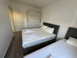 ストモレにあるApartmani Aki 6の小さなベッドルーム(ベッド2台付)