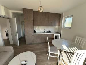 ストモレにあるApartmani Aki 6のテーブルとキッチンのあるリビングルーム +5枚の写真