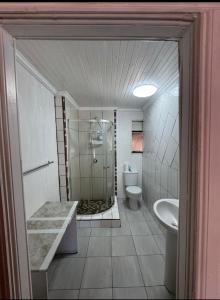 un bagno con doccia, WC e lavandino di CenturionSleep&Go a Centurion