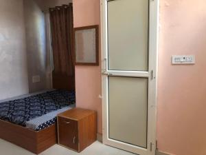 Fotografie z fotogalerie ubytování VRINDAVAN HOTEL SARASWATI DEVI ATITHI BHAWAN - Near Prem Mandir & Isckon Temple- #Free Wi-Fi #Parking #Fully Air Conditioning #Room Service #Premium Hotel In Vrindavan v destinaci Vrindavan + 14 fotografií