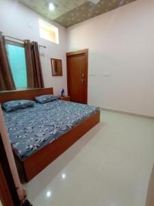 Fotografie z fotogalerie ubytování VRINDAVAN HOTEL SARASWATI DEVI ATITHI BHAWAN - Near Prem Mandir & Isckon Temple- #Free Wi-Fi #Parking #Fully Air Conditioning #Room Service #Premium Hotel In Vrindavan v destinaci Vrindavan