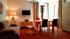 Telewizja i/lub zestaw kina domowego w obiekcie Haus Nora by Globalimmoservice