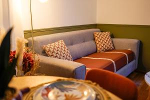 a living room with a couch and a table at La Casa Miguel in Avignon