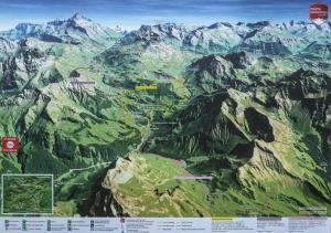 Vista generica sulle montagne o vista sulle montagne dall'interno dell'appartamento