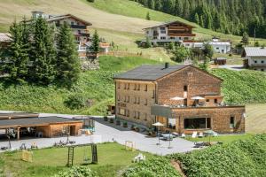 una vista aerea di un edificio in un villaggio di Am Gehren - Arlberg Appartements a Warth am Arlberg